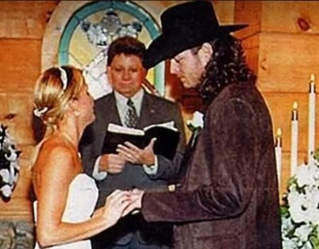 Kaynette y su exmarido, Shelton, se casan en Tennessee.