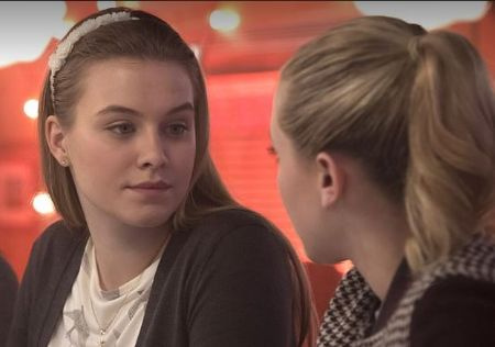 A atriz canadense Tiera Skovbye como Polly Cooper em The CW Riverdale.