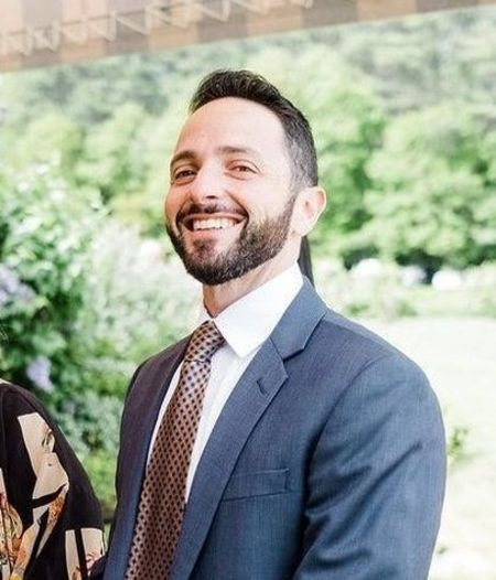 El cantante de bodas El actor Jimmy es médico de profesión.