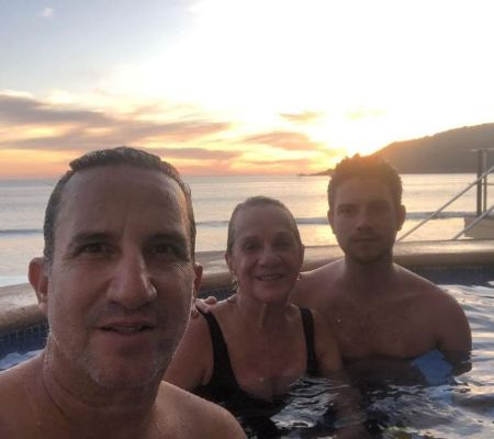 Plutarco con su madre y su hijo mayor Nicolás