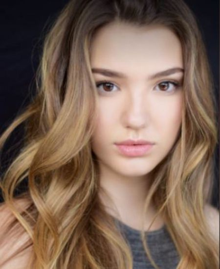 A atriz canadense Alissa Skovbye, que interpreta a jovem Tully na Netflix's Firefly Lane.