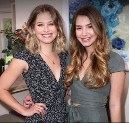 A atriz de Firefly Lane Alissa Skovbye, à direita, com sua irmã e atriz de Riverdale, Tiera Skovbye.