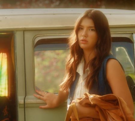 A atriz nascida em Vancouver, Alissa Skovbye, como a jovem Tully na Netflix Firefly Lane.
