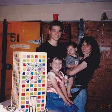   Julia Macchio con sus padres y su hermano