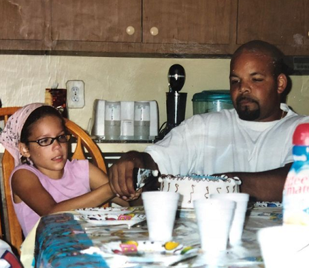 Halsey con su padre Christopher cuando era niña.