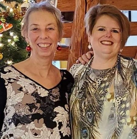 Diane Pol con su hija adoptiva.