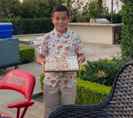   Ezra ha attualmente 13 anni.