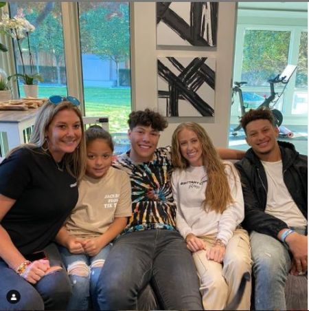 Mia Randall com sua mãe e irmãos