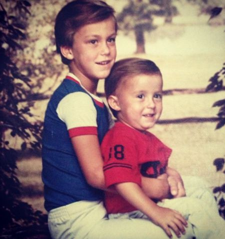  Una foto antigua de Anthony Radke y Ronnie Radke.