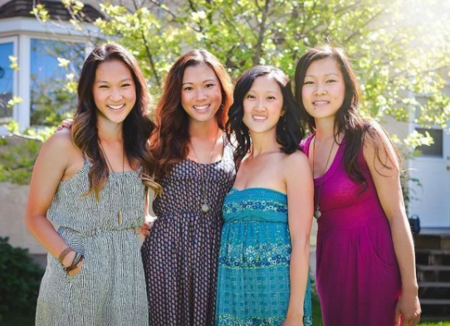 Darah Trang (segunda desde la izquierda) con sus hermanas