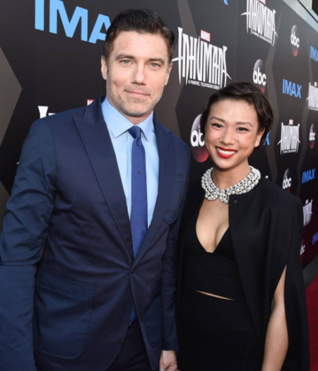 Anson Mount (Black Bolt) y su esposa Darah Trang — en Universal CityWalk Hollywood. Comentarios