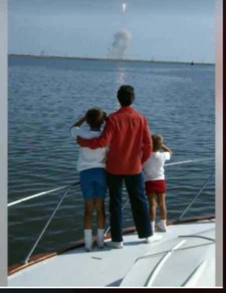 Mark Armstrong dijo que él, su hermano y su madre fueron a Cabo Kennedy para el lanzamiento del Apolo 11. Dijo que recordaba haber estado allí cuando tenía 6 años, aunque los recuerdos eran solo fragmentos.