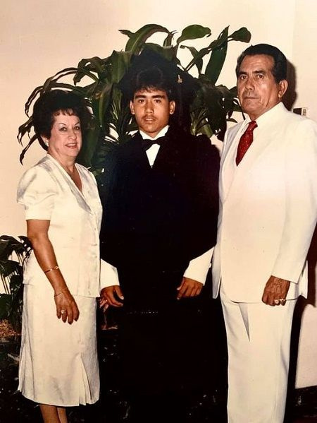 Arbello Barroso junto con sus padres cuando era joven.