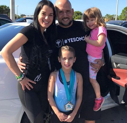 Arbello junto con su esposa y dos hijos.