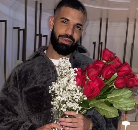 Drake mostrando las flores que le envió su madre