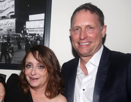   Rachel Dratch con il suo ex fidanzato, John Wahl al Pebble Bar nel giugno 2022