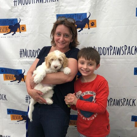   Rachel con il suo cane e suo figlio nel marzo 2023