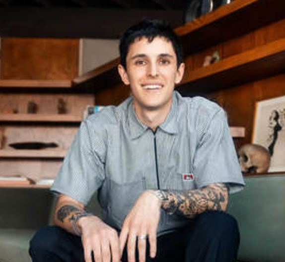 Agente imobiliário de Beverly Hills e Ariana Grande's husband, Dalton Gomez.