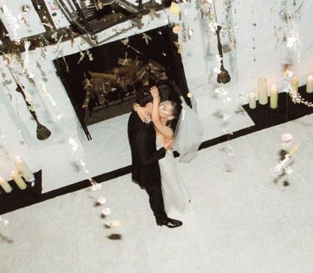 O agente imobiliário nativo de San Bernardino, Dalton Gomez, e a cantora do Bang Bang, Selena Gomez, em seu casamento em maio de 2021.