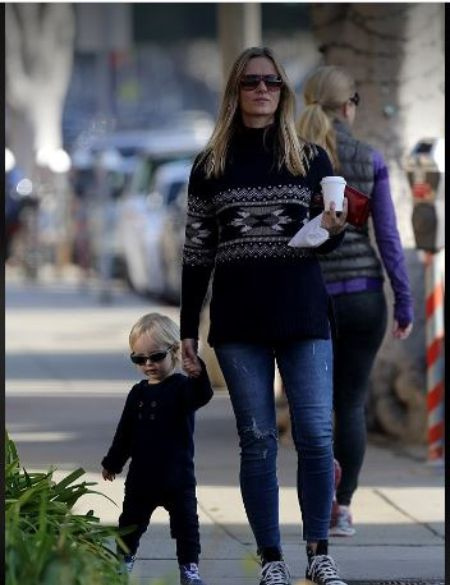 Caroline Lindqvist, entrenadora personal nacida en Suecia, con su hijo Finn Lindqvist Wilson y Owen Wilson
