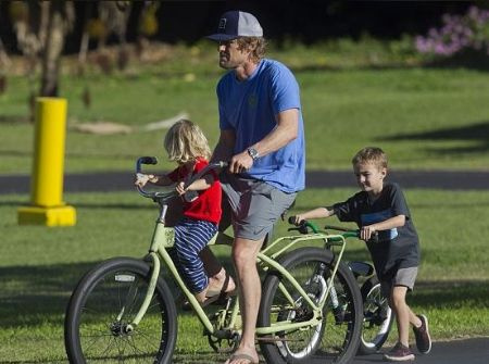 Finn Lindqvist Wilson de rojo con su padre Owen Wilson y su medio hermano mayor, Robert Ford Wilson