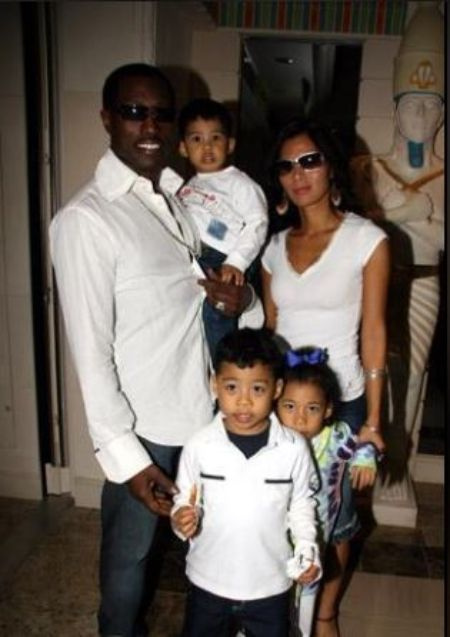 El actor de The Blade, Wesley Snipes, con su esposa, Nakyung Park, y sus tres hijos, incluido Iset Jua-T Snipes.