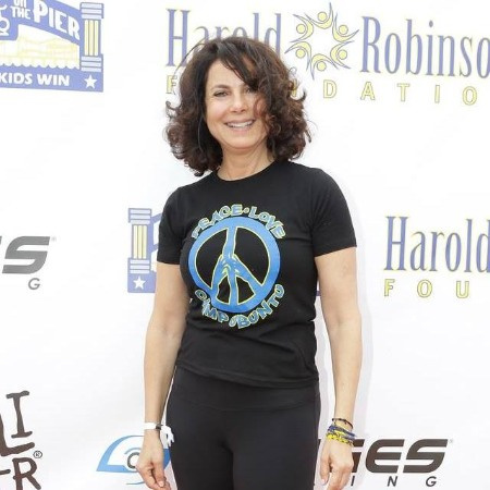 Joyce Hyser trabalha para caridade
