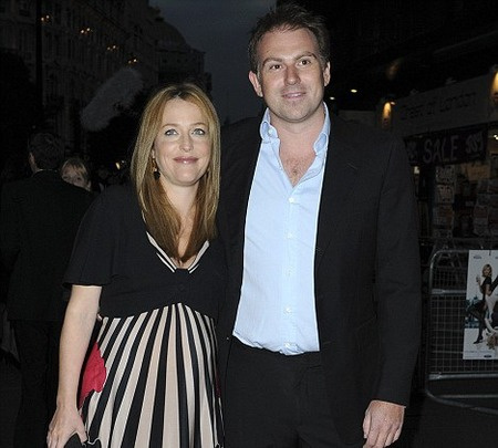 Julian Ozanne con la actriz Gillian Anderson