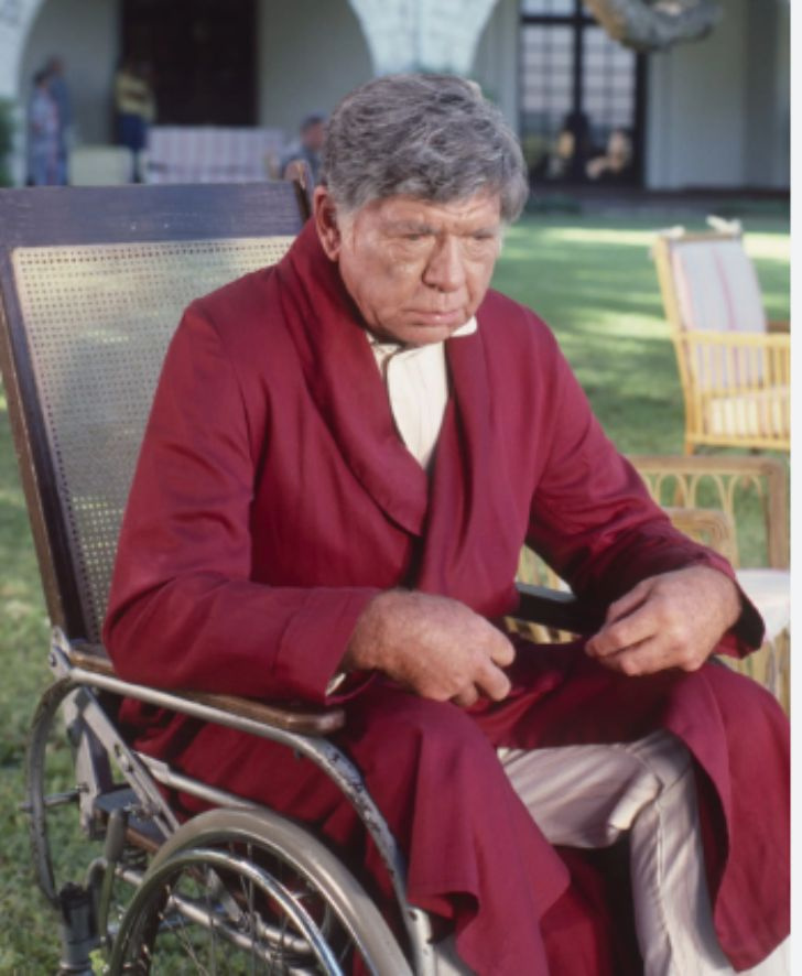   Claude Akins soffriva di cancro allo stomaco e dovette asportarne metà.