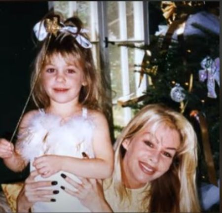 Ex reality star de Ex Wives Of Rock Sharise Ruddell com sua falecida filha Skylar Lynnae Neil