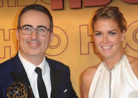 Ex-funcionário do The Daily Show com John Stewart, John Oliver com sua esposa e ex-médica do exército, Kate Norley.
