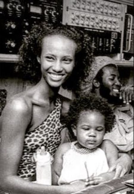 La analista de negocios Zulekha Haywood cuando era niña con su madre y ex supermodelo, Iman, en 1980.