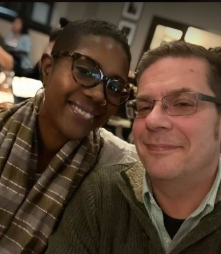 Zulekha de 44 años con su esposo Jason Young en noviembre de 2021