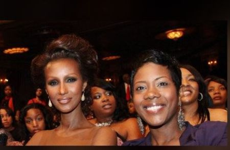 Zulekha con su madre y la fundadora de Iman Cosmetics, Iman, en enero de 2011.