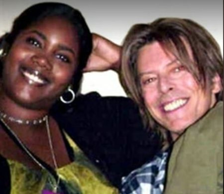 La editora de revista Zulekha Haywood en su antiguo yo con su difunto padrastro David Bowie.
