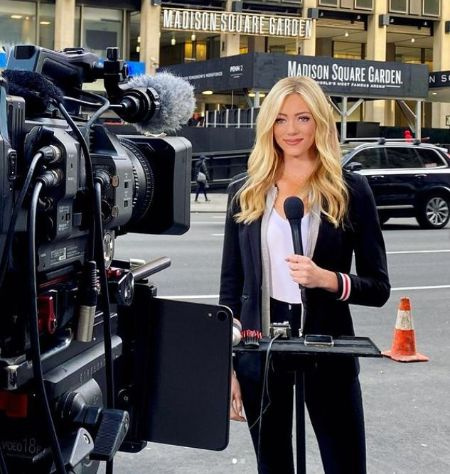   Abby è una conduttrice di successo di Fox Nation