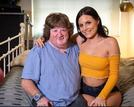  Sarah Russi uma cam girl com o namorado e um ex-ator mirim Mason Reese.