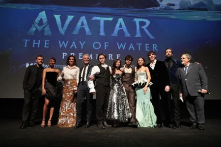   Jamie Flatters avec ses membres d'équipage d'Avatar 2