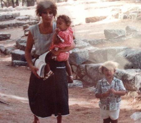   Theodora Holmes e suo fratello Alex con la madre da bambini.