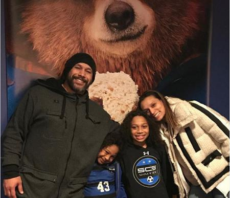   Troy Polamalu ha due figli con la moglie.