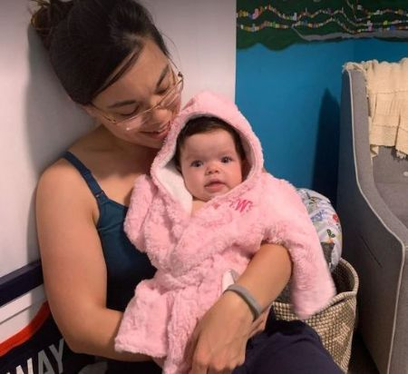 Vierter Grad Taekwondo-Schwarzgurtträgerin und Brad Williams Ehefrau Jasmine Williams mit ihrer Tochter Elway