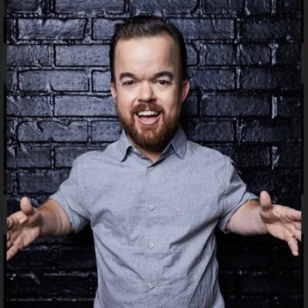Der vier Fuß vier Zoll große Komiker Brad Williams