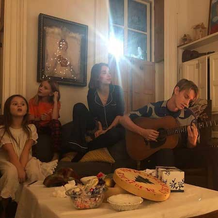 Clementine con su hermano y hermanas