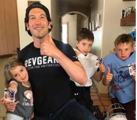 El actor Jon Bernthal con sus tres hijos, a quienes comparte con su esposa, la enfermera de traumatología, Erin Angle.