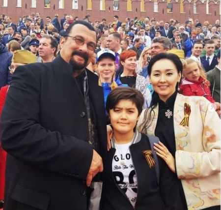   Erdenetuya Seagal con su hijo Kunzang Seagal y su esposo