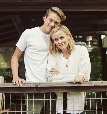 Deacon Phillippe con su madre Reese Witherspoon.