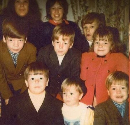   Alma e Donald's nine children including Arthur Wahlberg, Mark, Donnie, Paul, Debbie, Mitchelle, and others. 