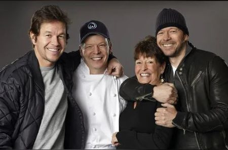   Arthur irmãos Mark, Paul, sua mãe Alma e seu outro irmão Donnie
