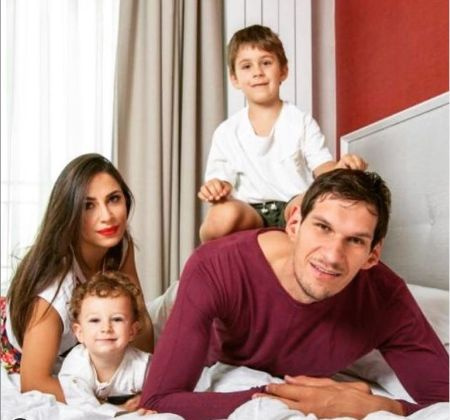 Milica Krstić Marido Boban Marjanovic e seus filhos