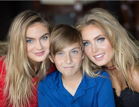   Brighton Sharbino con su hermana y hermano